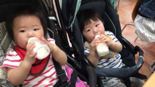 ミルクを飲む双子の赤ちゃん