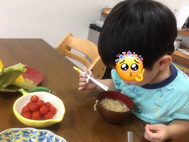 らでぃっしゅぼーやのラーメンを食べる子供