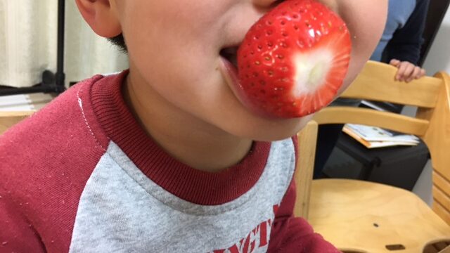 いちごを食べる子供