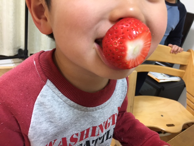 いちごを食べる子供
